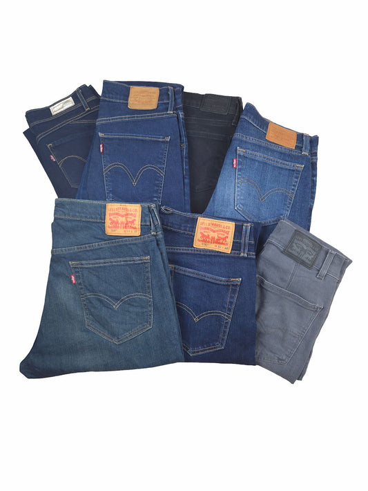 Lot de jeans Levi's de seconde main pliés en parfaite condition Grade A pour revendeurs.