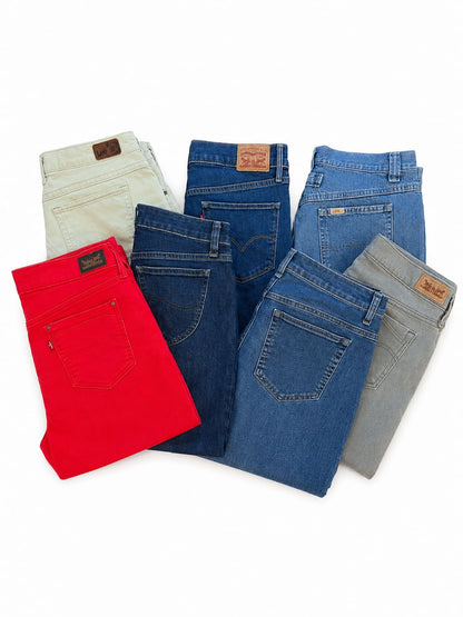 Lot de pantacourts Levi's et Lee de seconde main pliés en parfaite condition Grade A pour revendeurs.