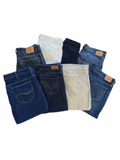 Lot de pantacourts Levi's et Lee de seconde main pliés en parfaite condition Grade A pour revendeurs.