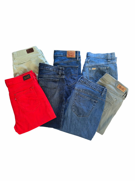 Lot de pantacourts Levi's et Lee de seconde main pliés en parfaite condition Grade A pour revendeurs.