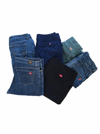 Lot de pantalons Dickies et Tommy Hilfiger femme de seconde main pliés en parfaite condition Grade A pour revendeurs.