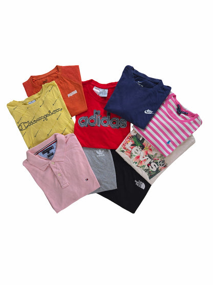 Lot de t-shirts et polos de marque de seconde main pliés pour l'achat en gros.