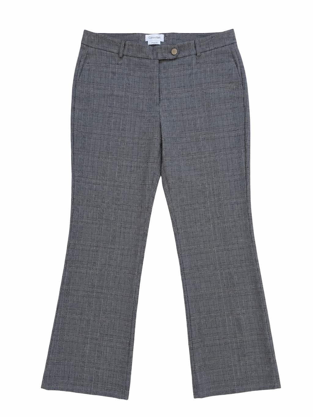 Pantalon Calvin Klein gris de seconde main plié en parfaite condition Grade A pour revendeurs.