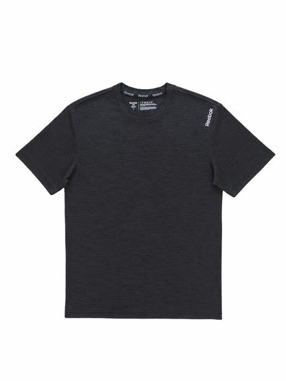 T-shirt Reebok de seconde main plié en parfaite condition Grade A pour revendeurs.